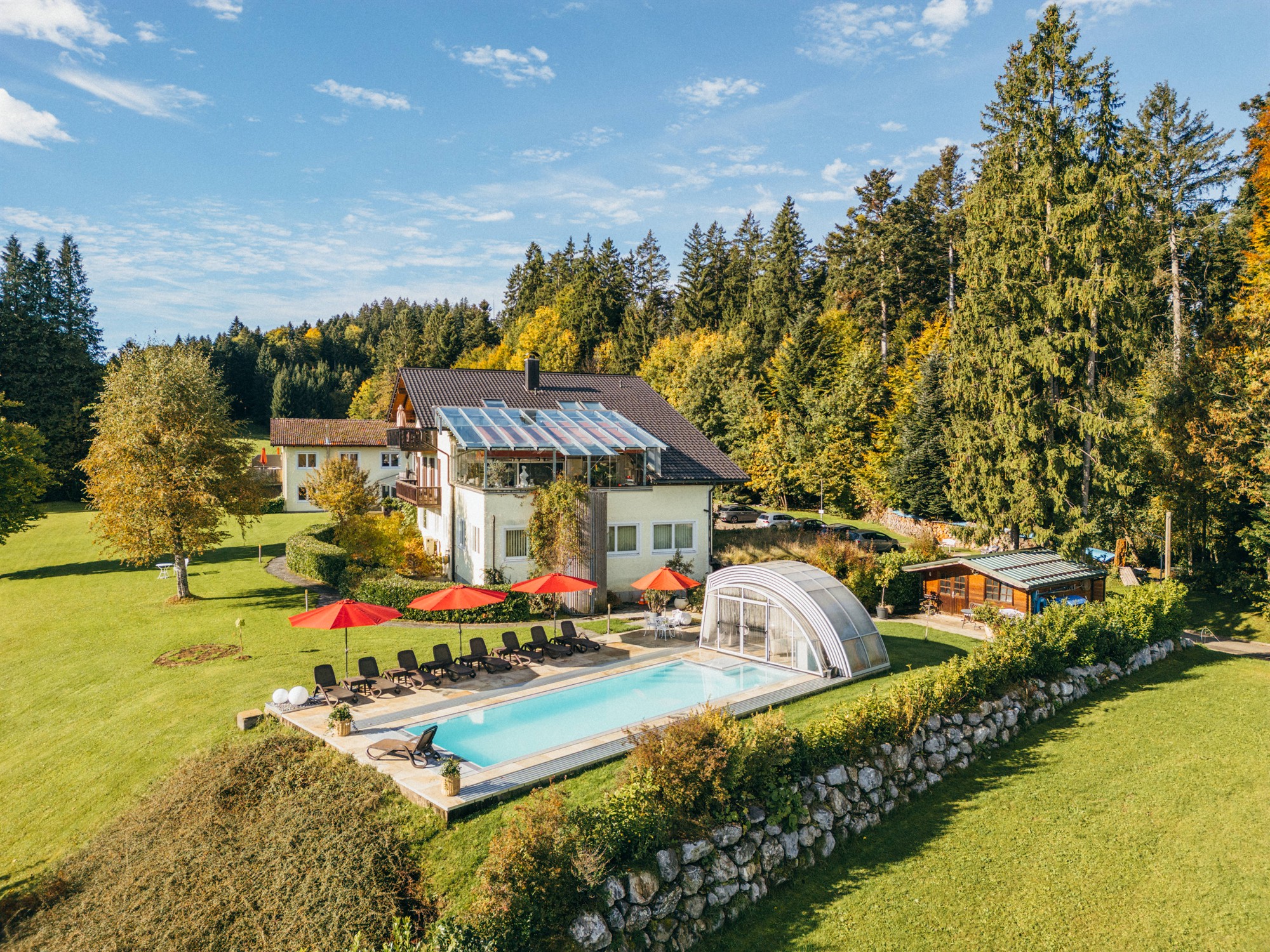 Bergwald Panorama Suiten über Scheidegg mit Außenpool und Wald