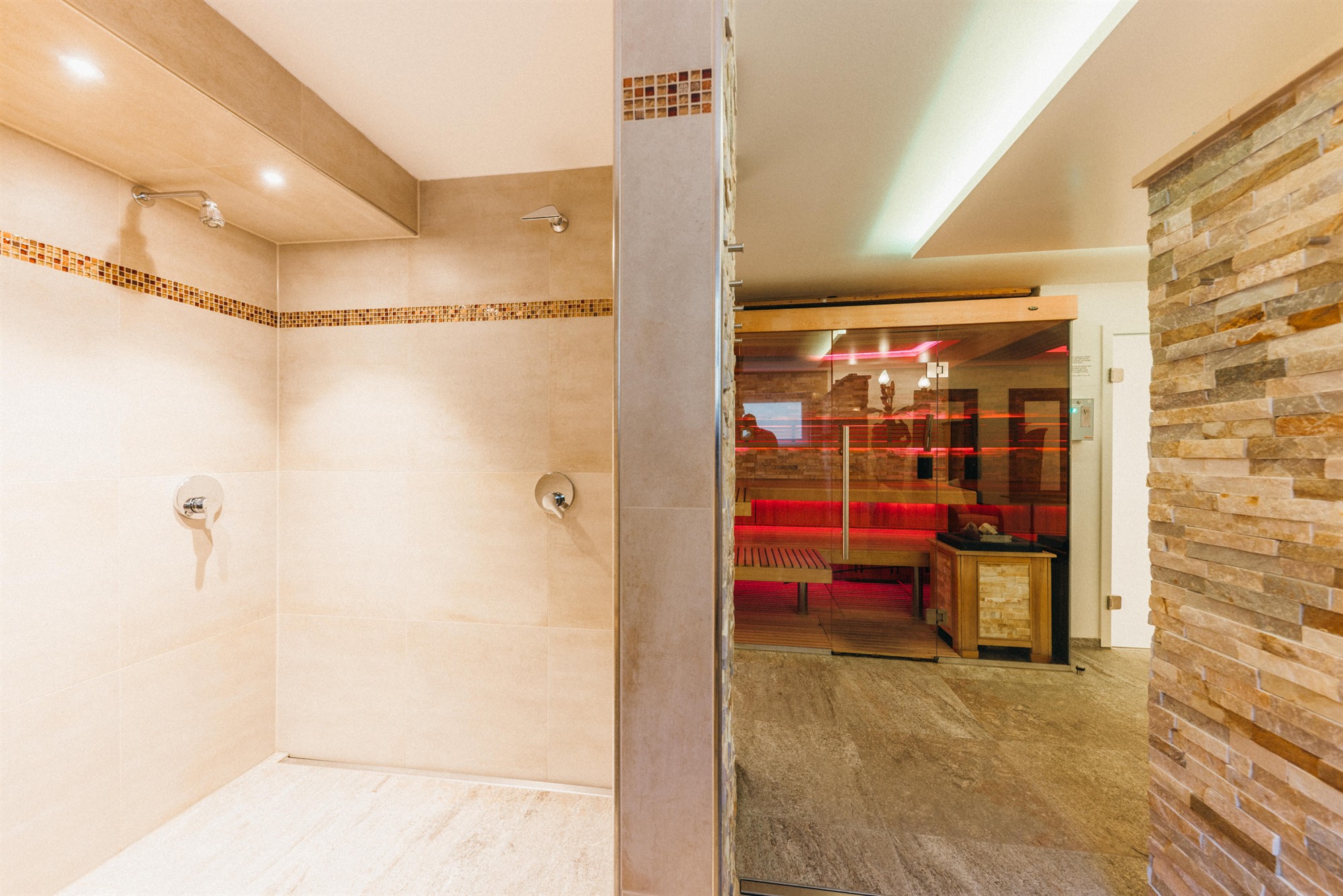 Wellnessbereich mit Dusche und Sauna