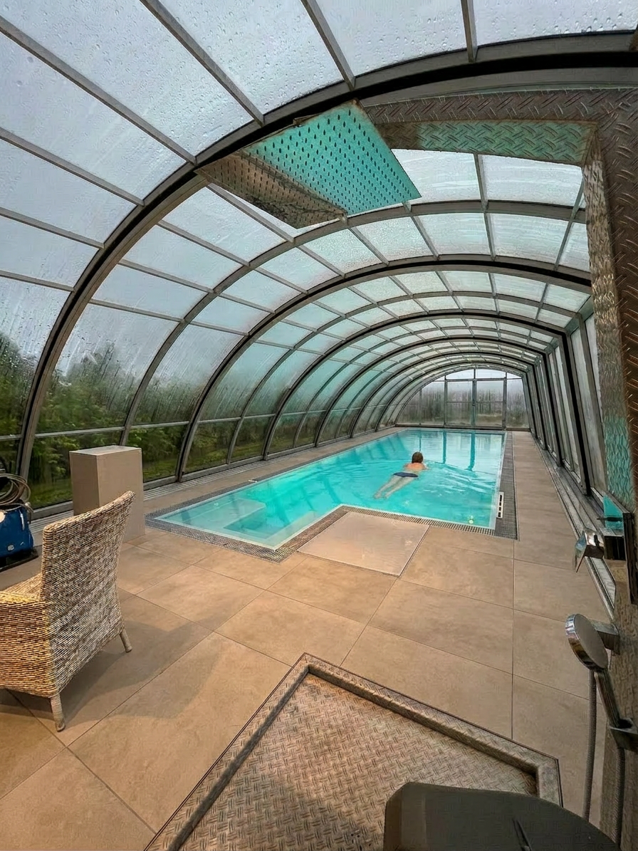 Überdachter Pool – auch bei Regen nutzbar