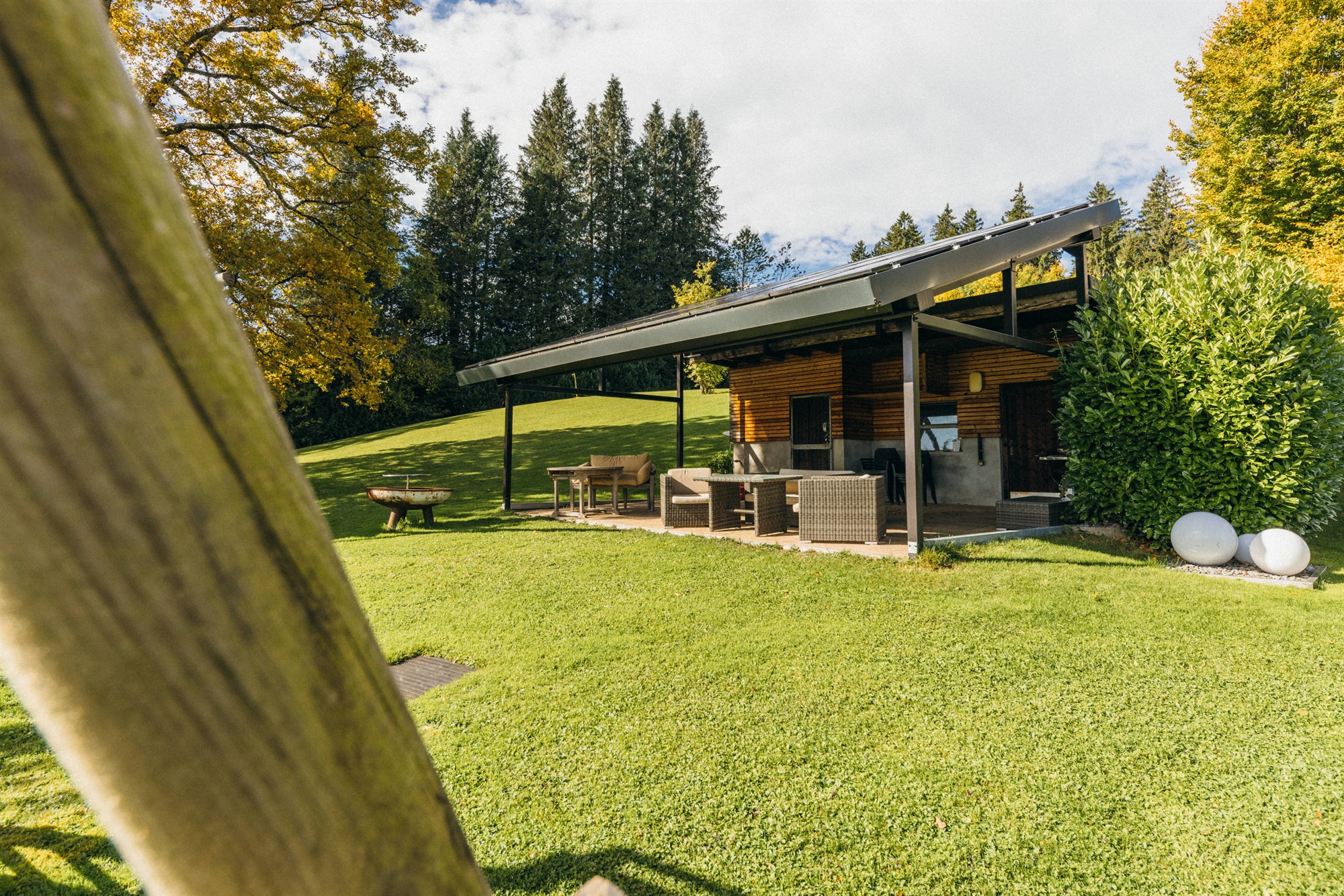 Garten mit überdachter Lounge und Feuerstelle